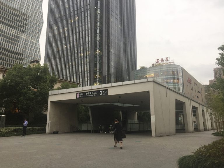 地下鉄入り口と高島屋2