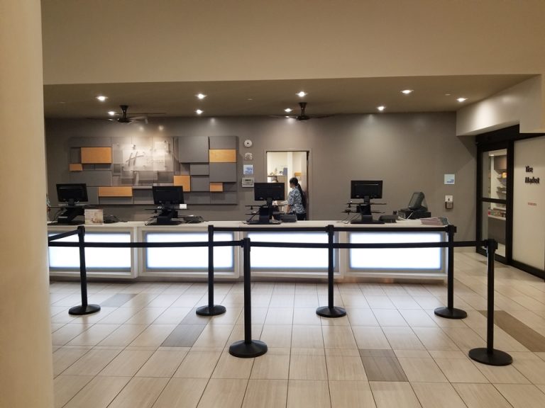 チェックインカウンター