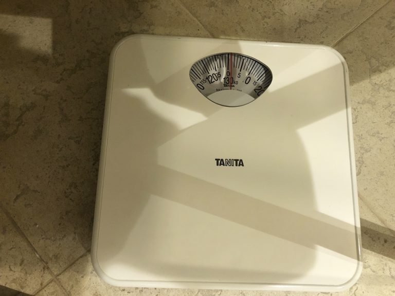 荷物置きの下の体重計