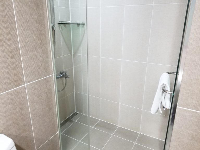 バスルーム入口から全景