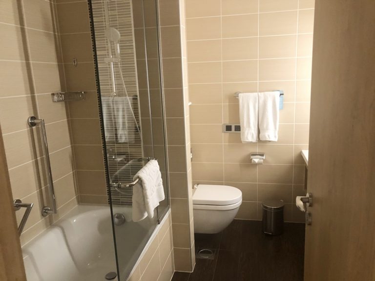 バスルーム入口から全景