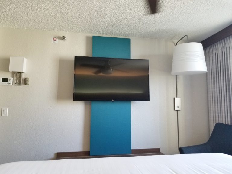 ベッドから見たテレビ