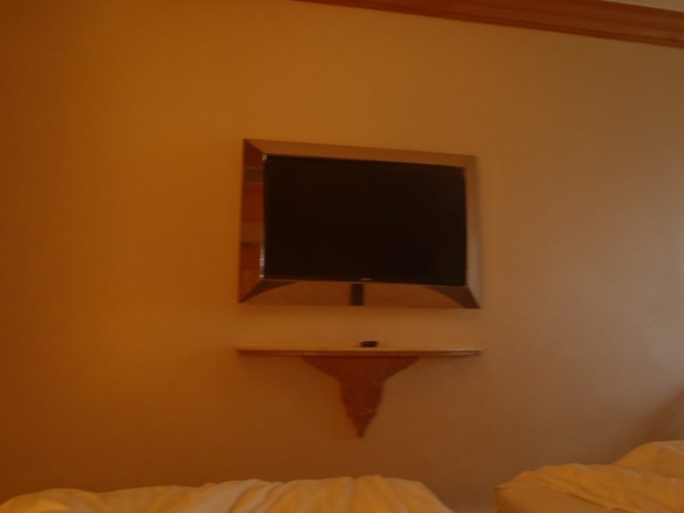 ベッドから見たテレビ