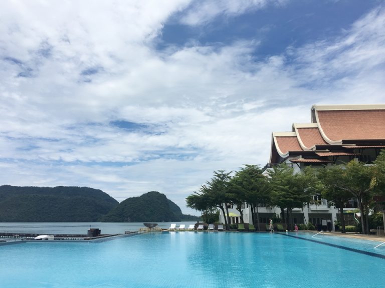 大きいプールから海をながめる