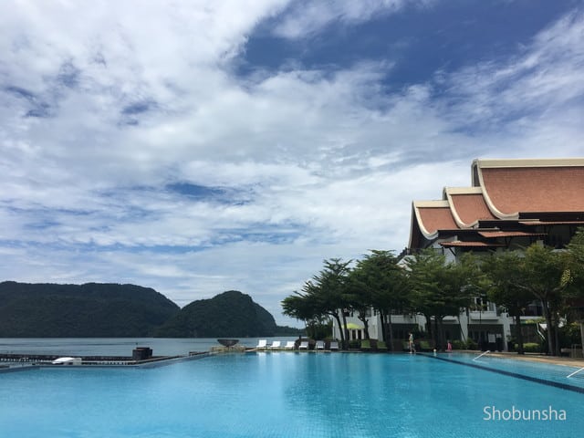 大きいプールから海をながめる