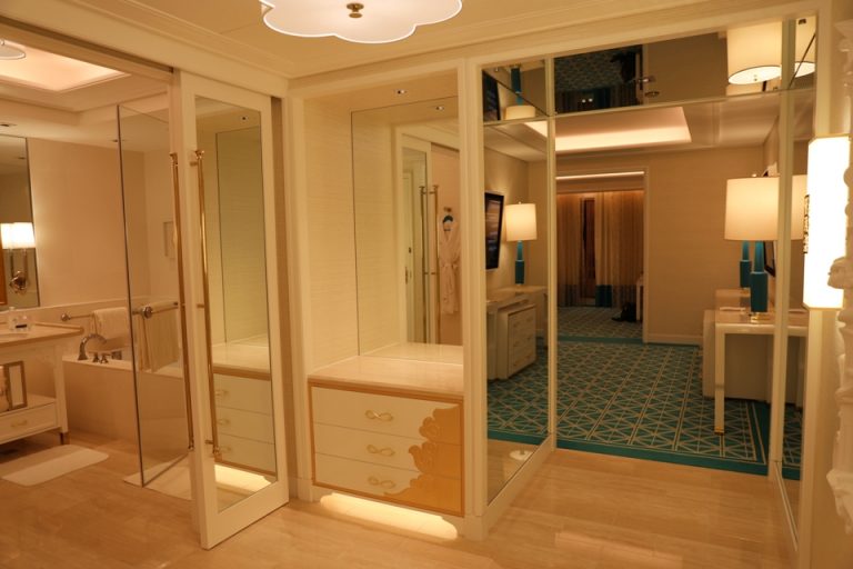 入口から全体・洗面台・セキュリティーBOX収納場所外観