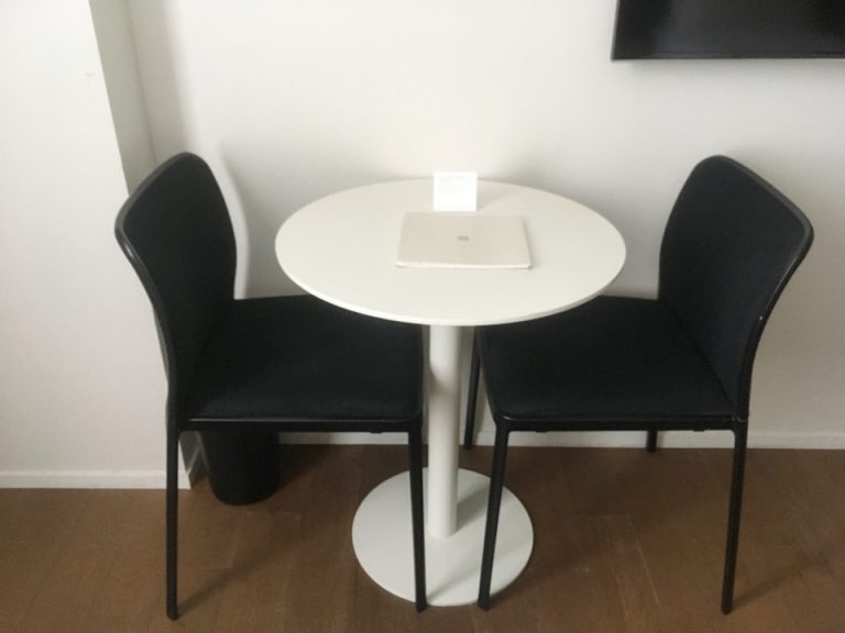 部屋内のテーブルとチェア