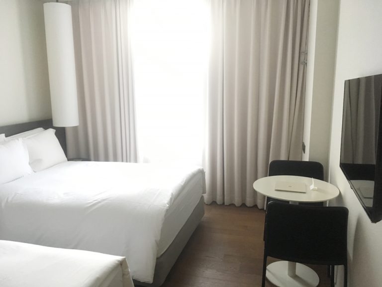 入り口廊下から見た部屋全体の様子