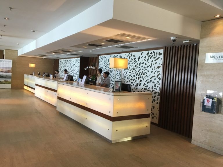 自然光の入るフロント