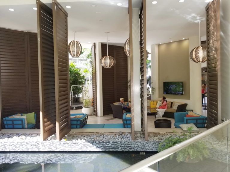 開放的なロビーの雰囲気。