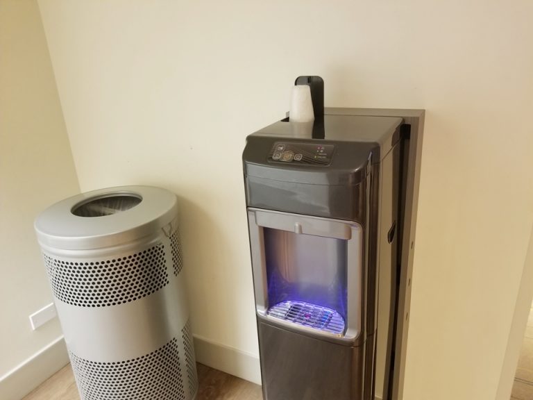 ジム入口には飲料水もありました