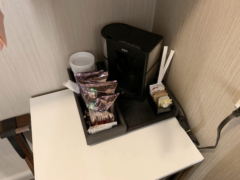 クローゼット内にコーヒーメーカー