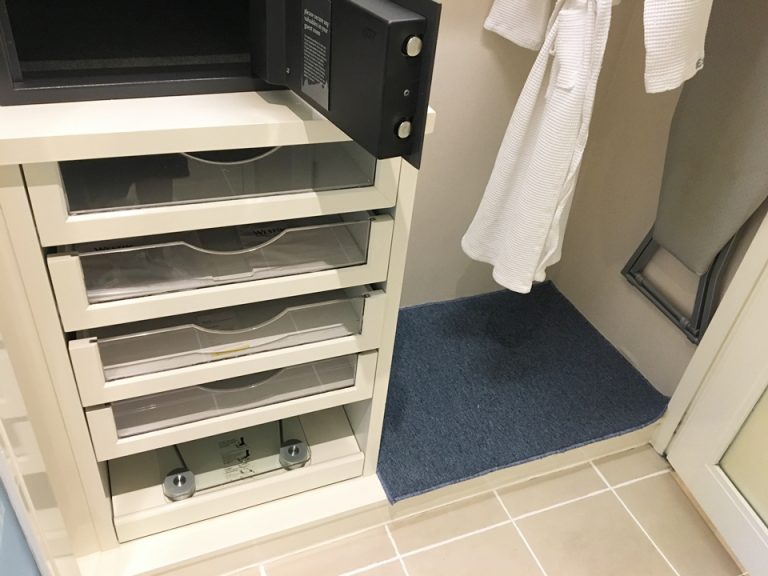 クローゼット下部