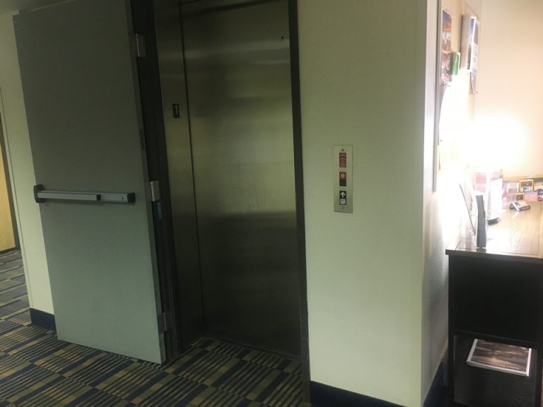 エレベーターホールフロント階 (2)