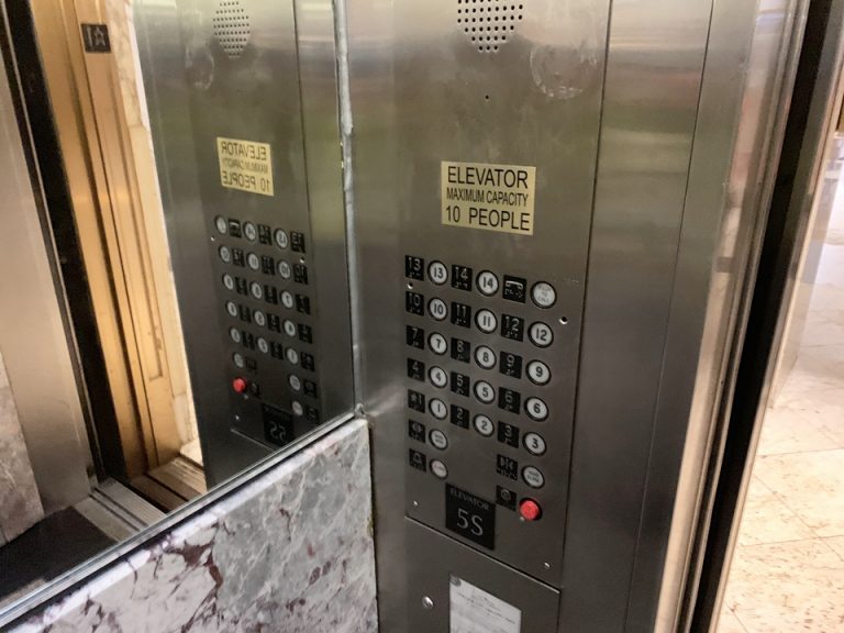 エレベーター内部