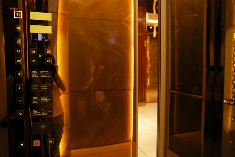 エレベーター内部