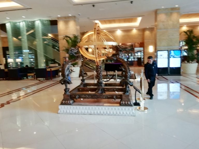 ロビーにあるモニュメント