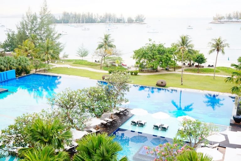 部屋からのプールの様子(以前宿泊したときの景色、色加工しているもの)