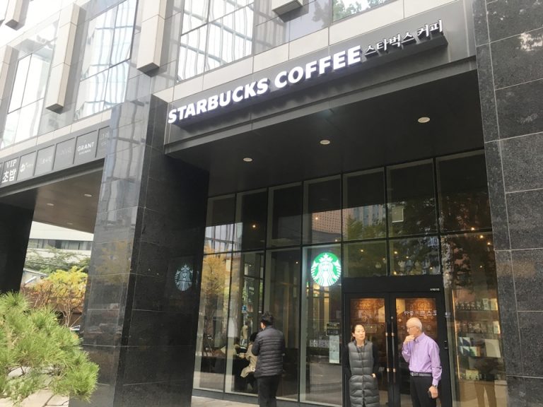 ホテルの入り口すぐ隣にはスタバがありました。