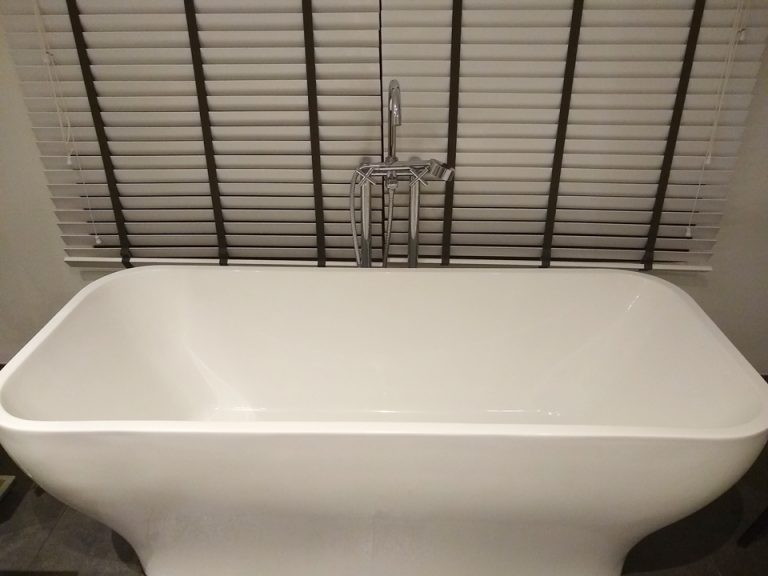 マスタールームバスタブ