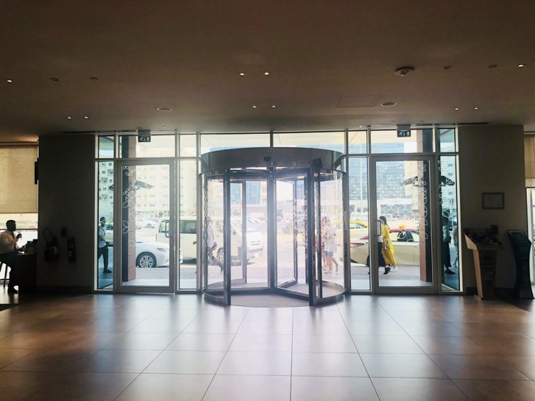 エントランス内観