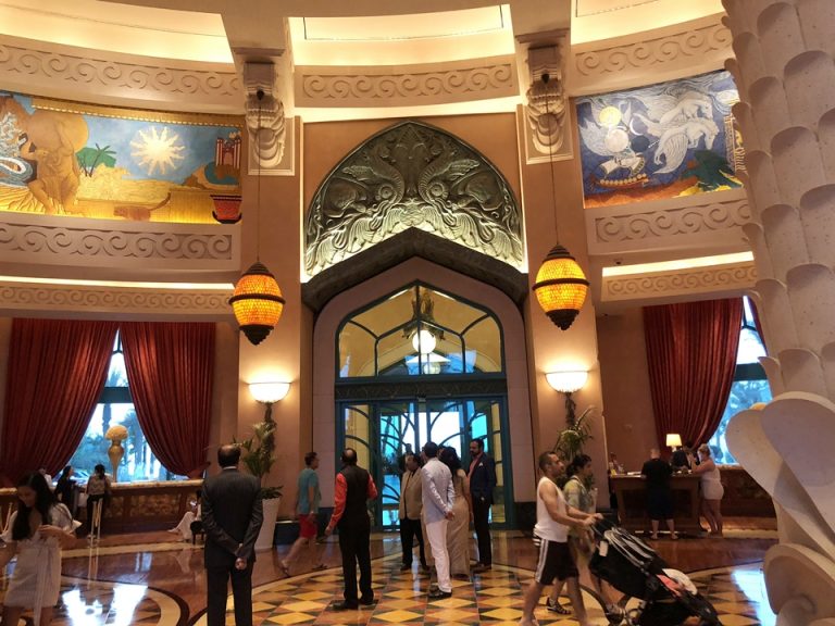 エントランス内観