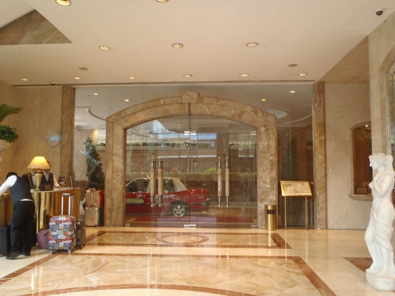 エントランス内観