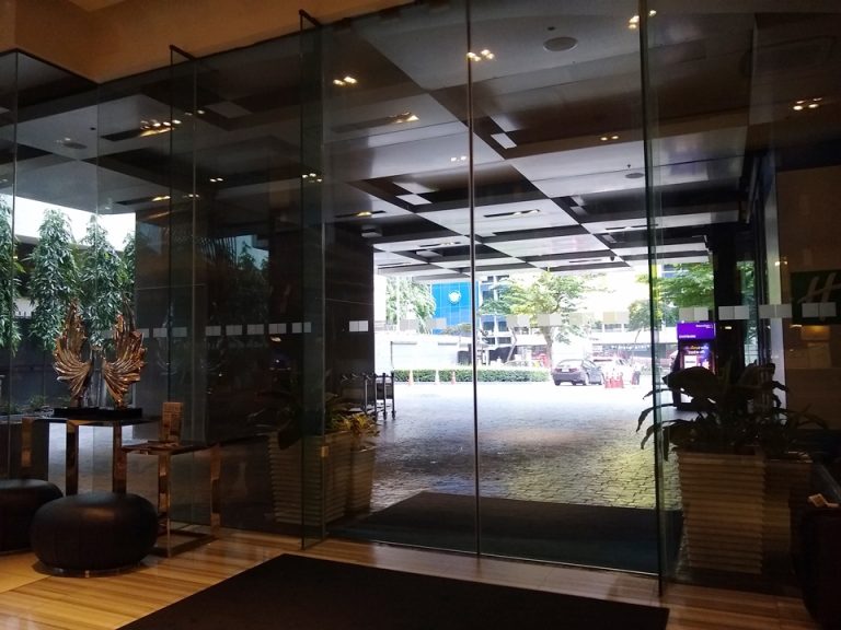 エントランス内観