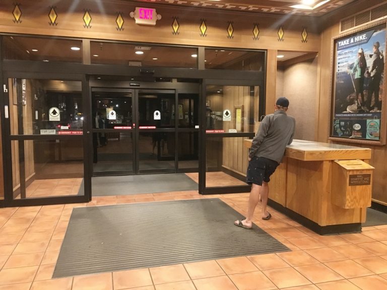 エントランス内観