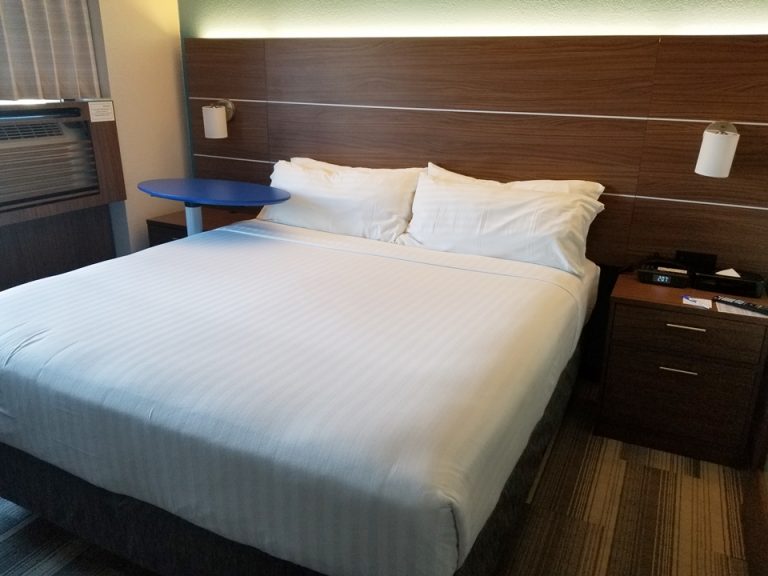 入口方向から見たベッド