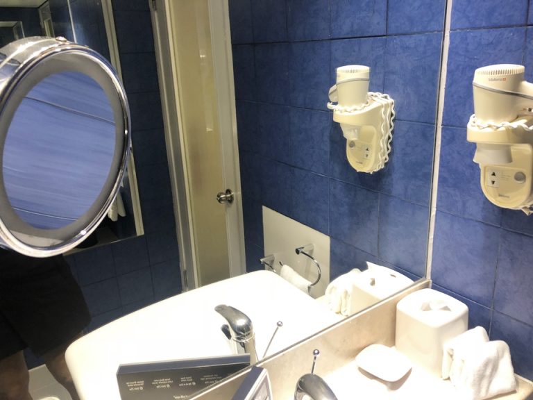 洗面台・鏡・拡大鏡