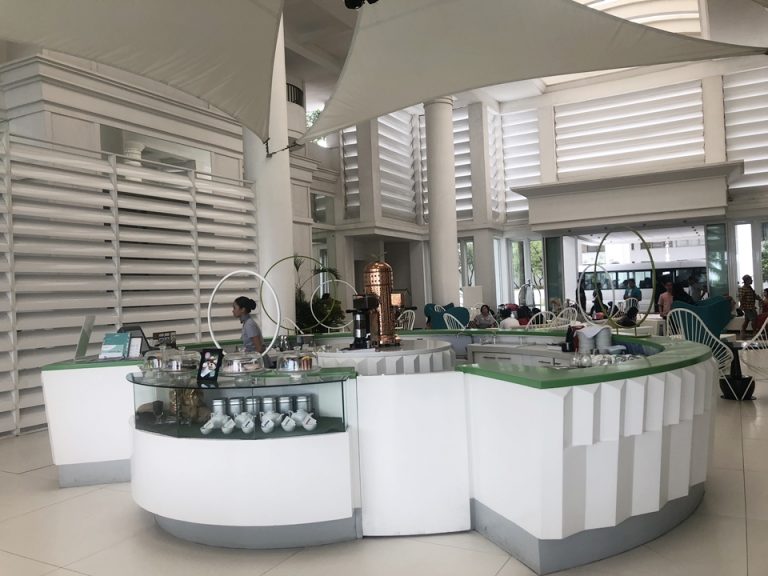 ロビー中央のバー (1)