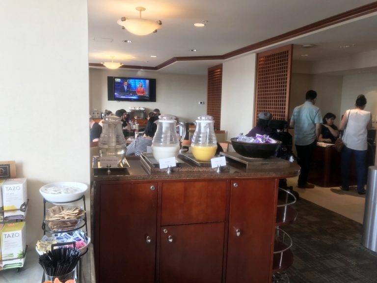 会場は混み合っています