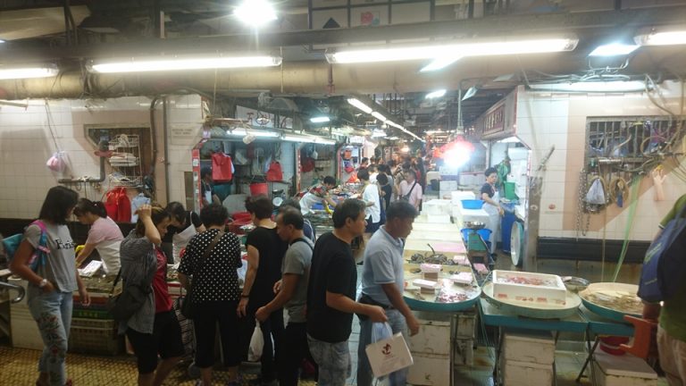 ホテルの近くにあるマーケット(肉屋と魚屋)