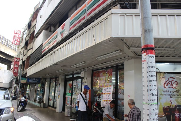 ホテル近くのセブンイレブン徒歩1分