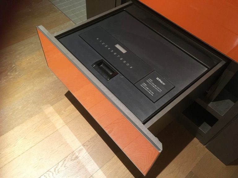 冷蔵庫下の引き出し内が金庫になっています。閉めた状態。