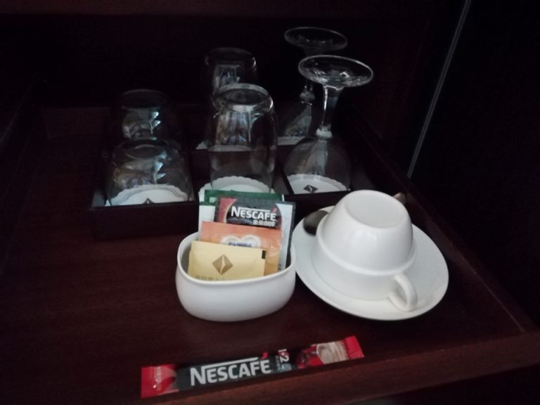 IMG_20181015_070602.jpg マグカップは2つありますが、私が一つ使っています。