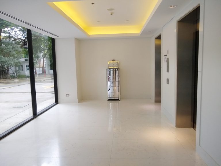 フロント階エレベーターホール