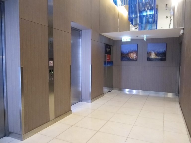 フロント階エレベーターホール