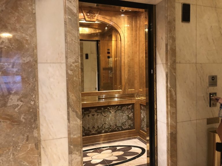 フロント階エレベータ入口