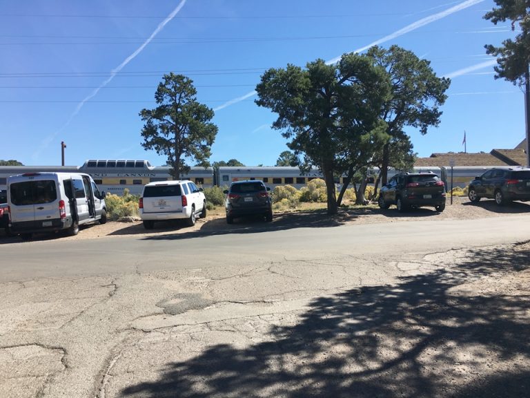 ホテル前の電車