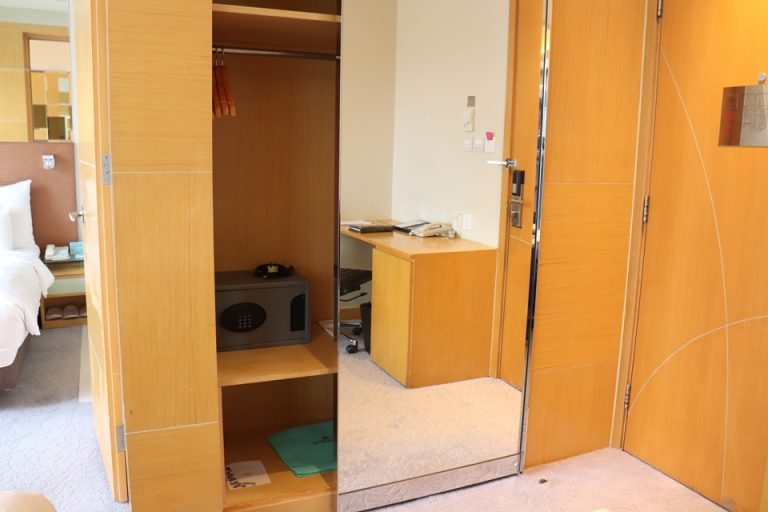クローゼット_扉半開き
