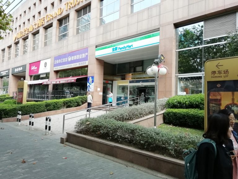 ホテルの裏にあるファミリーマート