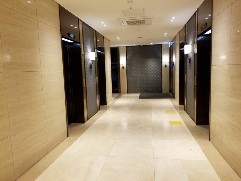 エレベーターホールフロント階