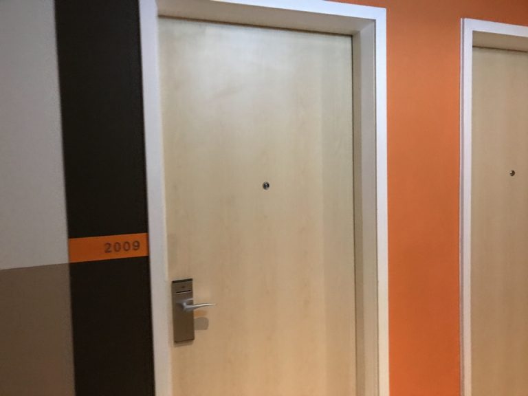 客室ドア外観