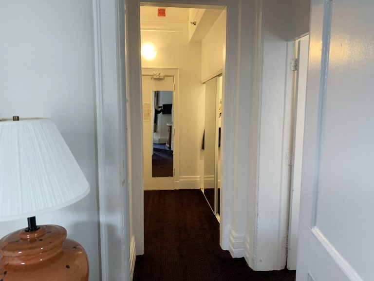 部屋の奥からの風景