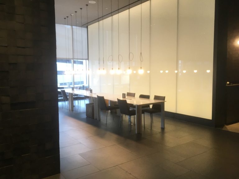 ロビー横デスクスペースの様子