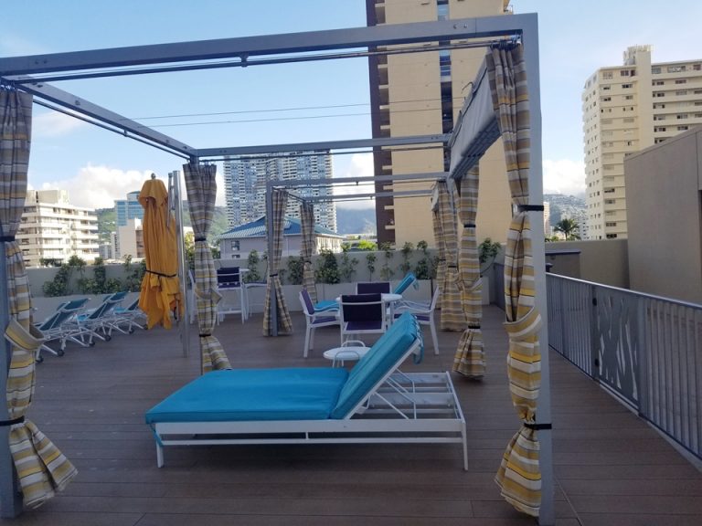 プールサイドのくつろげるスペース