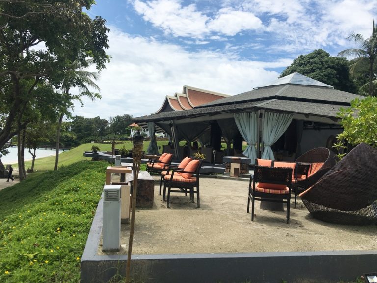 海に面したレストラン(アラブ料理)