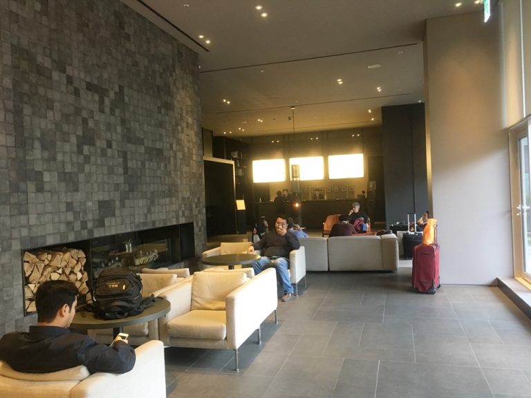 ロビーから見たフロントの様子